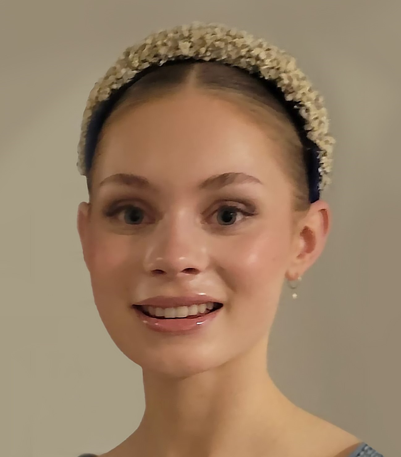 Headshot_Ella_BZ.jpg